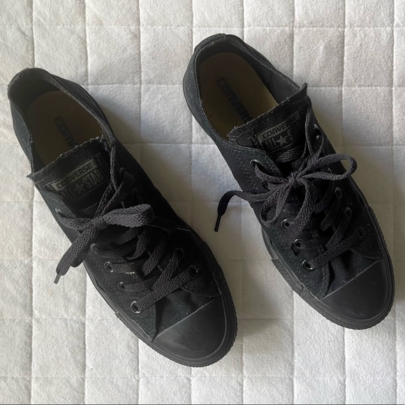 All Black Lowtop Converse Allstars